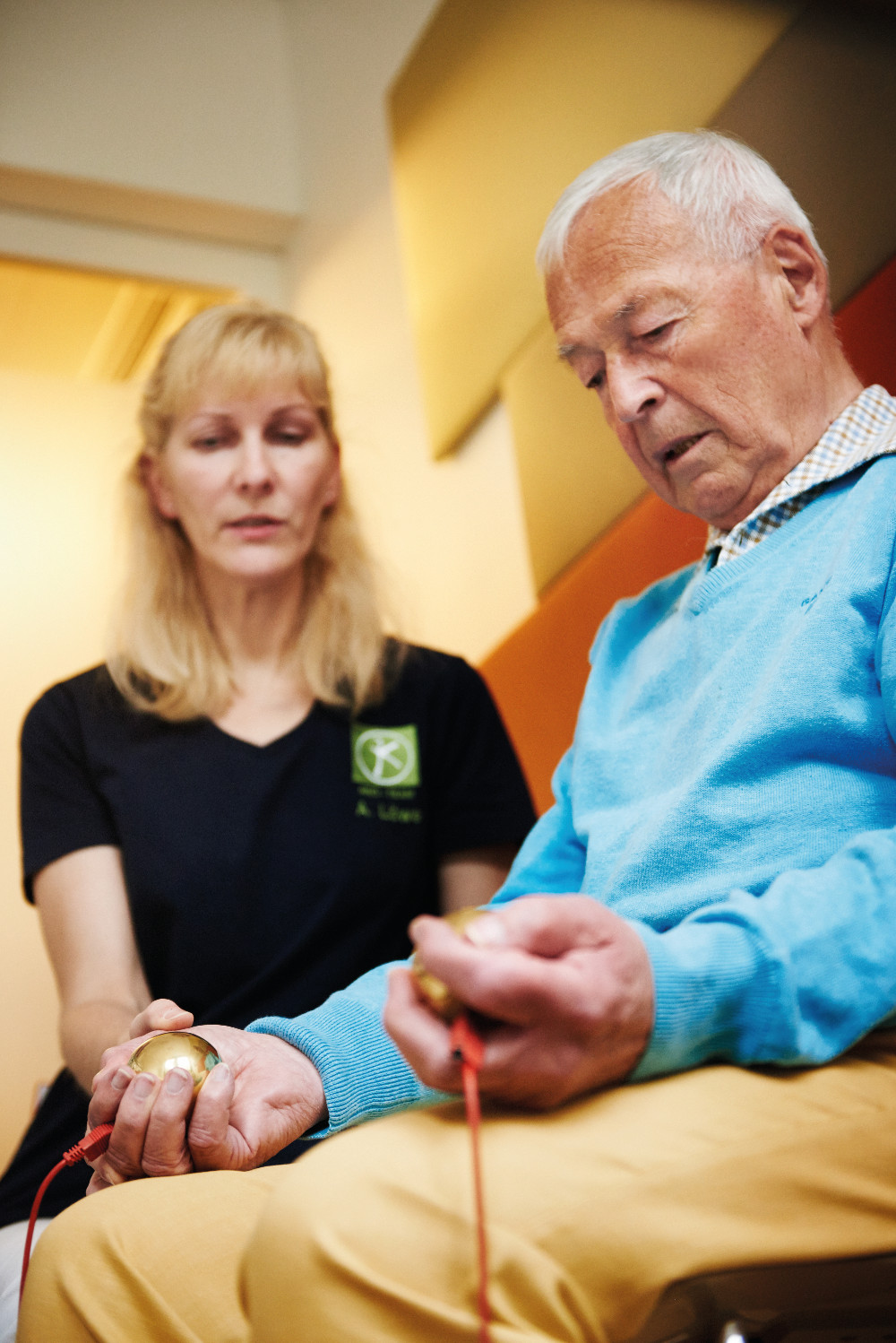 Eine Untersuchung im Rahmen der Bioresonanztherapie - diese führt die HNO-Praxis Dr. Brigitte Krug für Ihre Patienten aus Weinheim und Umgebung - wie beispielsweise Birkenau, Hemsbach, Schriesheim, Heddesheim und Hirschberg - durch