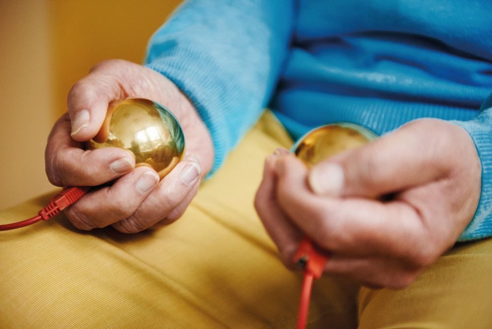 Eine Untersuchung im Rahmen der Bioresonanztherapie - diese führt die HNO-Praxis Dr. Brigitte Krug für Ihre Patienten aus Weinheim und Umgebung - wie beispielsweise Birkenau, Hemsbach, Schriesheim, Heddesheim und Hirschberg - durch