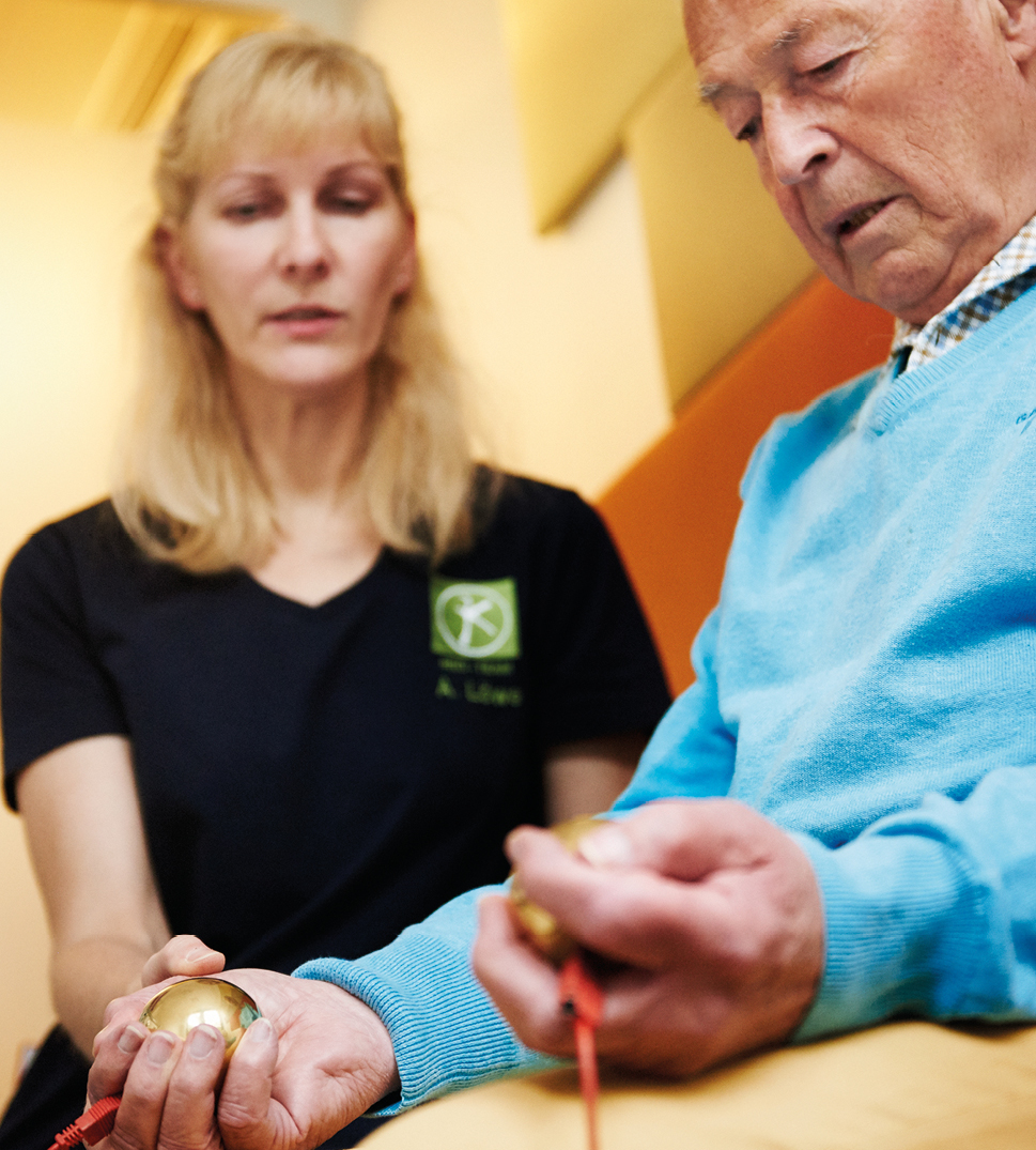 Eine Untersuchung im Rahmen der Bioresonanztherapie - diese führt die HNO-Praxis Dr. Brigitte Krug für Ihre Patienten aus Weinheim und Umgebung - wie beispielsweise Birkenau, Schriesheim und Heddesheim durch